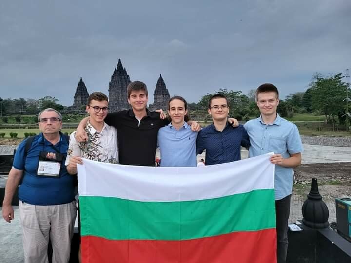 Български ученици спечелиха два сребърни и два бронзови медала от