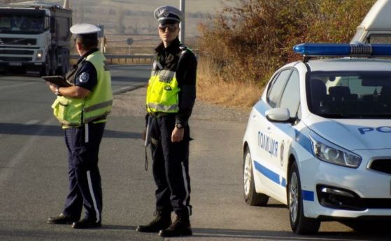 Спецакция в Бургас срещу измами с луксозни автомобили, има задържани