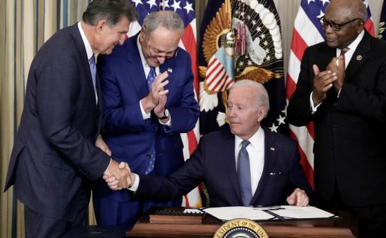 Президентът на САЩ Джо Байдън подписа снощи закон за 430