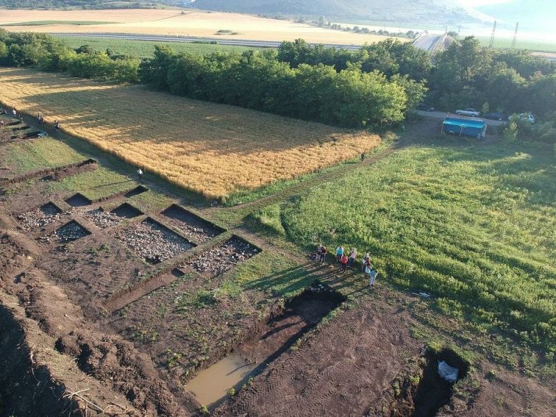Десет археологически обекта от различни епохи бяха открити при подготовката