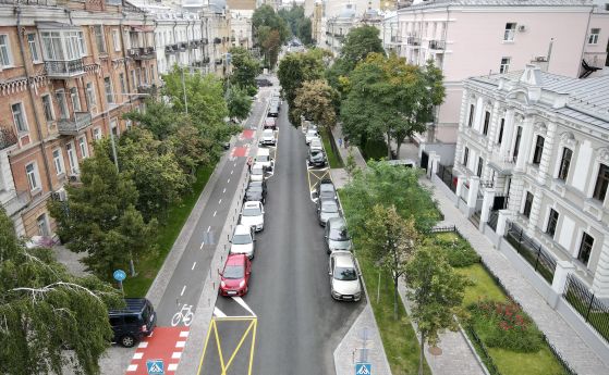 Как изглежда новоремонтирана улица в бомбардирания Киев (галерия)