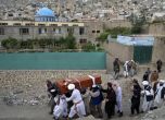 Опечалени носят тялото на жертва на бомбен атентат в джамия в Кабул, Афганистан, четвъртък, 18 август. 2022. 