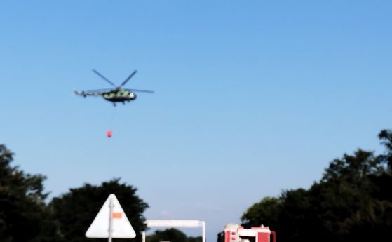 Два хеликоптера се включиха днес в гасенето на големия пожар в Казанлък. Той възникна на учебен полигон 