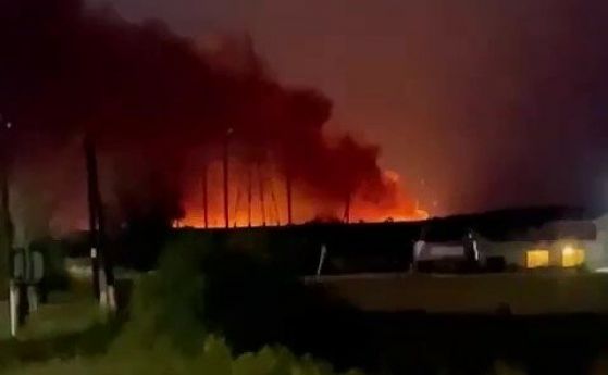 Пожар и взривове в склад за боеприпаси в граничещата с Украйна Белгородска област на Русия. 
