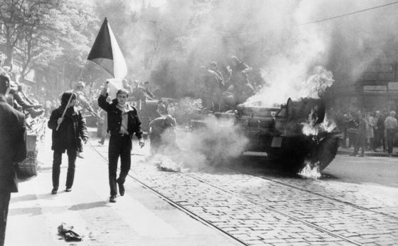 Различни времена, същите окупатори. Под този лозунг чехите събират по 1968 крони в подкрепа на борбата на Украйна срещу руския агресор