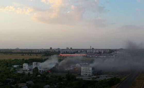 Взривове, огън и дим в склад за боеприпаси на руснаците в Донецк, гори от 4 сутринта (видео)