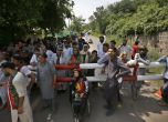 Привърженици на партията на бившия пакистански премиер Имран Хан се събират пред резиденцията му в Исламабад, Пакистан, понеделник, 22 август 2022 г., след като пакистанската полиция повдигна обвинения в тероризъм срещу Хан и това доведе до политическото 