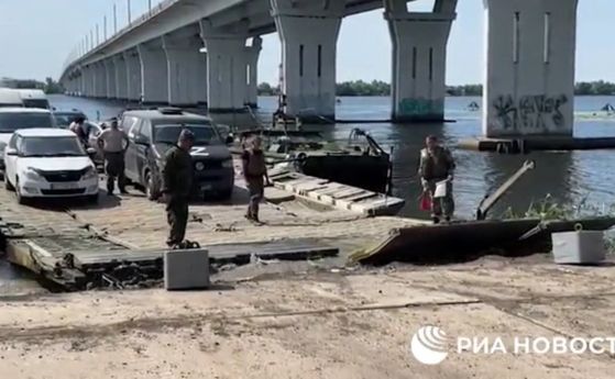 Руските военни изграждат понтонен мост на река Днепър край Херсон след системните удари по Антоновския