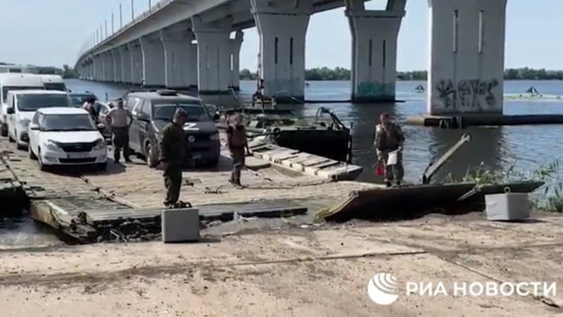 Руската армия транспортира шлепове в района на река Днепър до