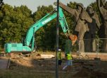 Латвия започна демонтажа на паметника на съветските воини в Рига