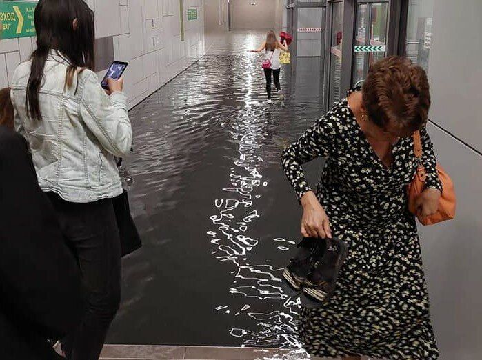 Дъждът във вторник вечерта наводни станция на метрото в София.
В социалните