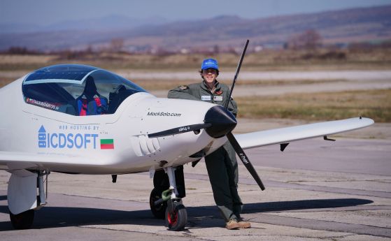 Най-младият пилот, обикалящ сам света, кацна край Радомир