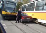 Кола притисната между два трамвая в София, движението им в района е спряно