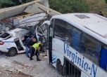 Оглед на място след катастрофата между автобус с мигранти и полицейски автомобил, при която загинаха двама полицаи.