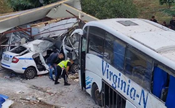 Оглед на място след катастрофата между автобус с мигранти и полицейски автомобил, при която загинаха двама полицаи.