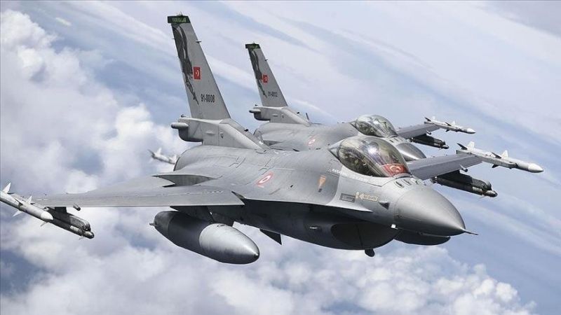 Военни самолети на Турция, осъществяващи мисия на НАТО в небето
