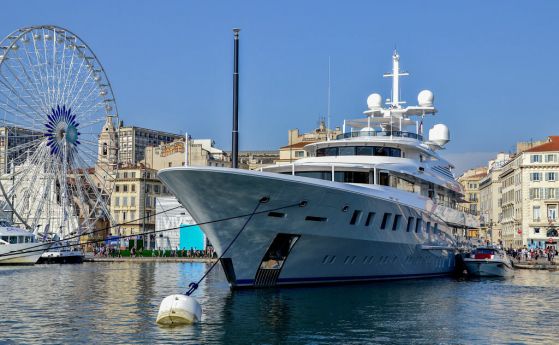 Суперяхтата Аксиома на Дмитрий Пумпянский на пристанището в Марсилия. 