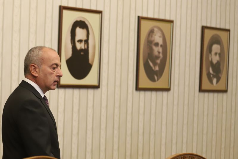 Служебните министри, назначени от президента Румен Радев, влязоха в сградата