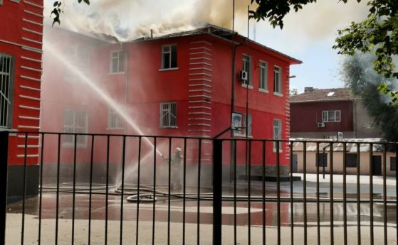 Пожар унищожи покрива на училище в Пловдив две седмици преди 15 септември