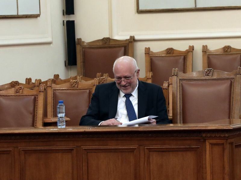 Министърът на културата професор Велислав Минеков се завърна по спешност