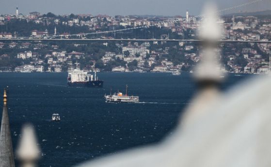 Товарен кораб с украинско зърно затвори Босфора