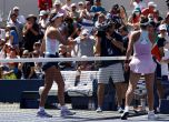 Марта Костюк (вдясно) доближава ракетата си до тази на Виктория Азаренка, отказвайки да се ръкува с нея след мача им от втория кръг на US Open.