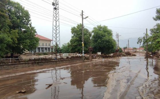 Карловското село Богдан е откъснато от света заради тежките наводнения и проливните дъждове, започнали тази сутрин.