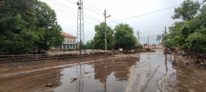 Десетки хора са евакуирани от наводнените населени места в региона