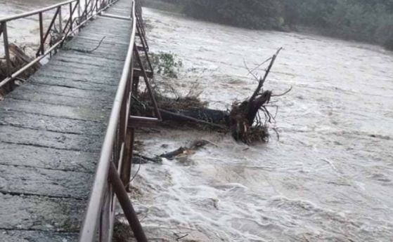 Река Стряма заля и Трилистник, частично бедствено положение и в Калояново (видео, снимки)