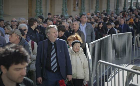 Хиляди московчани отдадоха почит на Горбачов, Орбан и Медведев на траурната церемония