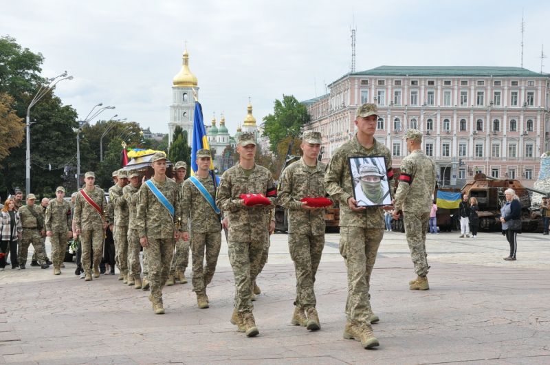 Военни, близки и обикновени граждани на украинската столица се простиха в