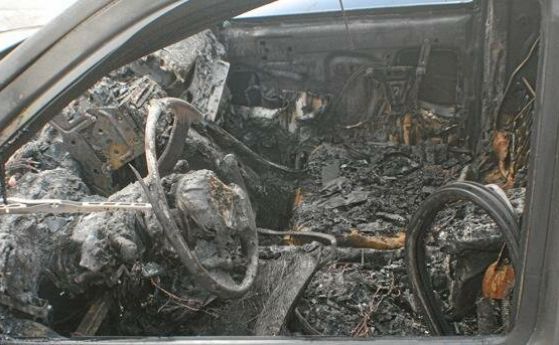 Девет леки автомобила изгоряха тази нощ при пожар в апартаментен
