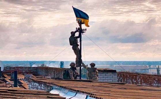Снимката с издигането на украинското знаме над Високопиля