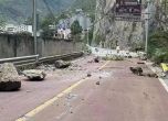 Паднали камъни на път близо до град Лингчи в окръг Лудин в югозападната китайска провинция Съчуан.