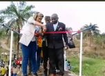 Липса на опит: Пешеходен мост в Конго се срути докато му режат лентата за откриването