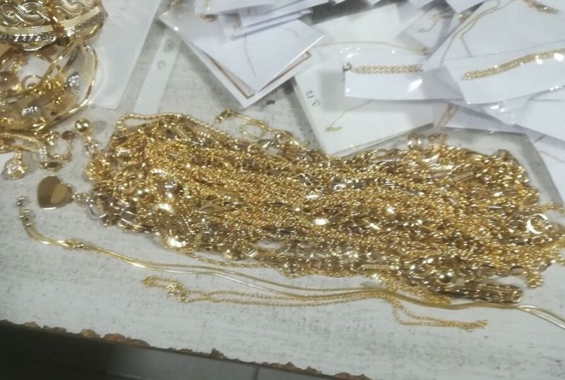 Контрабандни златни накити за над 60 000 лева задържаха на