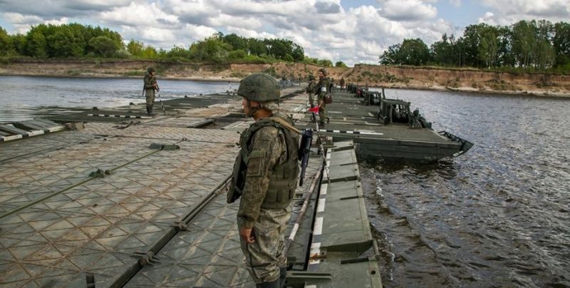 Руска част, прехвърляща се през понтонен мост на река Днепър