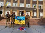 Украинското знаме пред сградата на администрацията в Купянск
