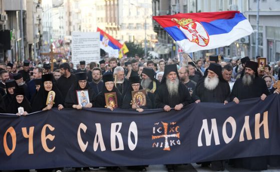 Мотористи, националисти и свещеници протестираха срещу гей парад в Белград
