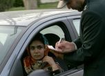 Служител на туркменската пътна полиция отнема книжката на жена в Ашхабад