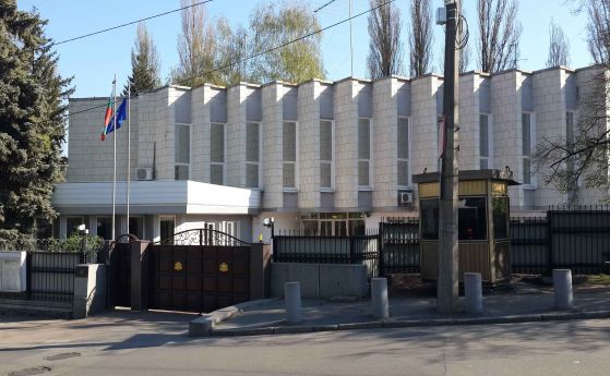 Посолството ни в Киев възобновява поетапно работата си