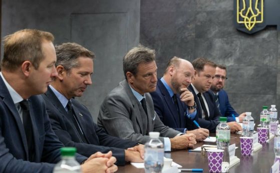 Лиъм Бърн (четвъртият отляво надясно) се срещна заедно със свои колеги с президента и с премиера на Украйна.