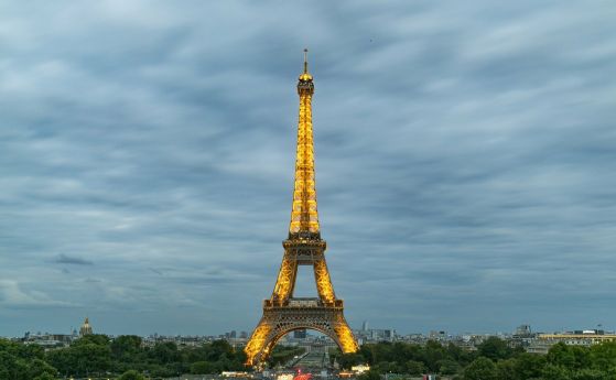 Айфеловата кула в Париж ще бъде осветявана по кратко нощем за