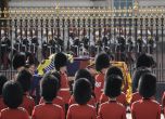 Ковчегът на кралица Елизабет II напуска Бъкингамския дворец в сряда.