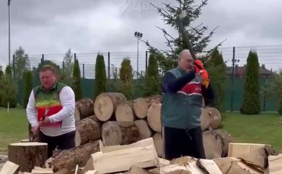 Лукашенко се снима как цепи дърва, за да не замръзнат Дуда и Моравецки (видео)
