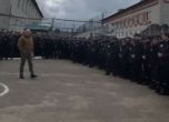 Във видеото мъж, който прилича на Евгений Пригожин провежда колективно събеседвани със затворници на неустановено място.