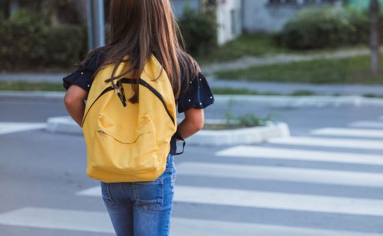 Автомобил помете 15 годишна ученичка на пешеходна пътека в Русе докато