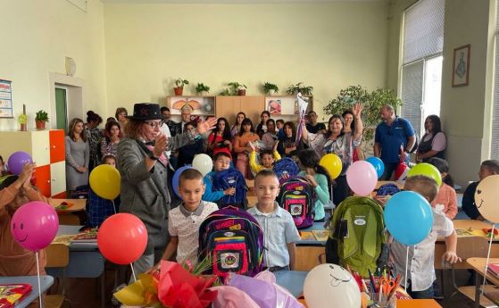 ТЕЦ AES Гълъбово отново дари първолаците в Гълъбово за първия учебен ден