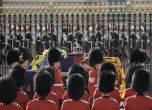 Километрична опашка в Лондон за поклонение пред Елизабет II