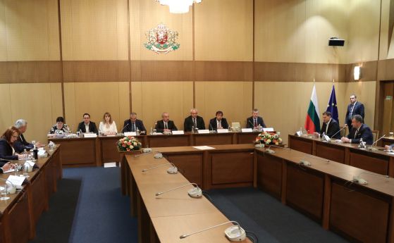 Премиерът събра областните управители в резиденция Бояна (видео)